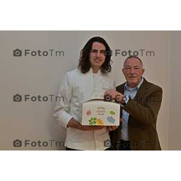 Foto Manzoni Tiziano/LaPresse 1-12-2023 Bergamo Italia- Cronaca Bergamo 8 pasticceri bergmaschi decretano il panettone migliorenella redazione del corriere Bg Grandi lievitati Manzonzotti Matteo e papa Daniele