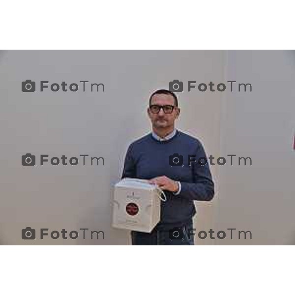 Foto Manzoni Tiziano/LaPresse 1-12-2023 Bergamo Italia- Cronaca Bergamo 8 pasticceri bergmaschi decretano il panettone migliorenella redazione del corriere Bg Soldo Sergio Pasticceria Morlacchi