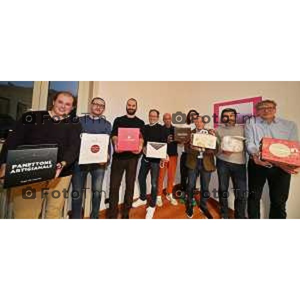 Foto Manzoni Tiziano/LaPresse 1-12-2023 Bergamo Italia- Cronaca Bergamo 8 pasticceri bergmaschi decretano il panettone migliorenella redazione del corriere Bg Marco Liam Spampatti-Soldo Sergio Morlacchi- Davide Comaschi- Giancarlko Cortinovis Ranica-Italo Vezzoli- Grandi Lievitati Manzonzotti Matteo e papa Daniele - Riccardo Preda Schiavi La Pasqualina-Simone Devasini pasticceria Melograno