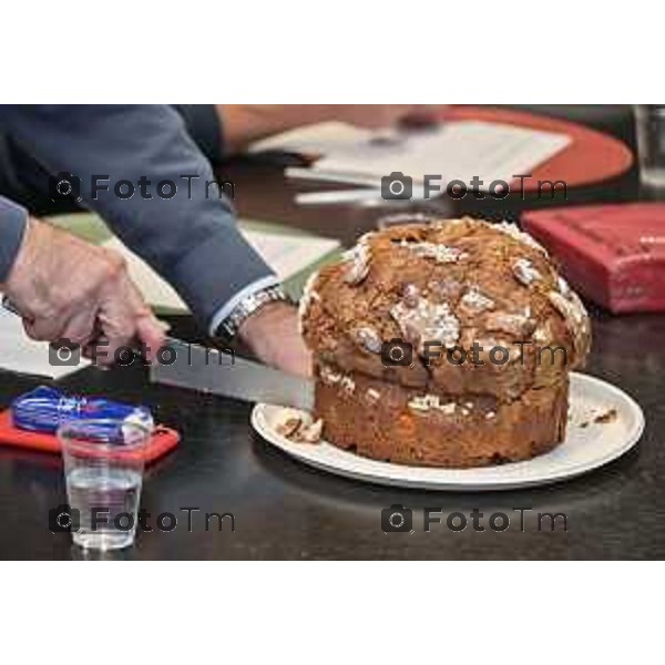 Foto Manzoni Tiziano/LaPresse 1-12-2023 Bergamo Italia- Cronaca Bergamo 8 pasticceri bergmaschi decretano il panettone migliorenella redazione del corriere Bg