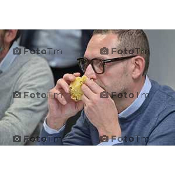 Foto Manzoni Tiziano/LaPresse 1-12-2023 Bergamo Italia- Cronaca Bergamo 8 pasticceri bergmaschi decretano il panettone migliorenella redazione del corriere Bg