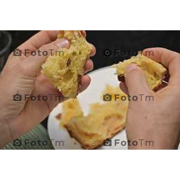 Foto Manzoni Tiziano/LaPresse 1-12-2023 Bergamo Italia- Cronaca Bergamo 8 pasticceri bergmaschi decretano il panettone migliorenella redazione del corriere Bg