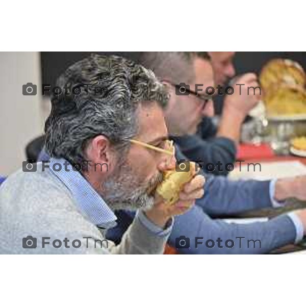 Foto Manzoni Tiziano/LaPresse 1-12-2023 Bergamo Italia- Cronaca Bergamo 8 pasticceri bergmaschi decretano il panettone migliorenella redazione del corriere Bg