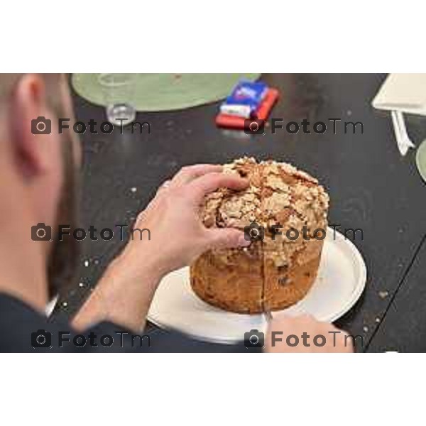 Foto Manzoni Tiziano/LaPresse 1-12-2023 Bergamo Italia- Cronaca Bergamo 8 pasticceri bergmaschi decretano il panettone migliorenella redazione del corriere Bg