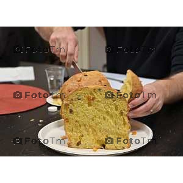 Foto Manzoni Tiziano/LaPresse 1-12-2023 Bergamo Italia- Cronaca Bergamo 8 pasticceri bergmaschi decretano il panettone migliorenella redazione del corriere Bg