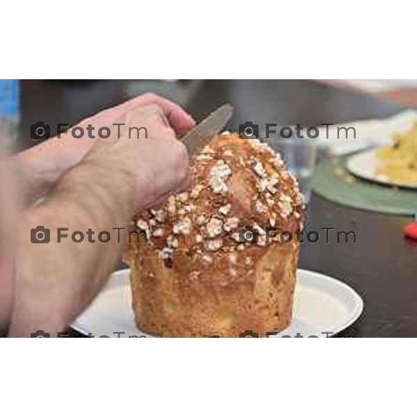 Foto Manzoni Tiziano/LaPresse 1-12-2023 Bergamo Italia- Cronaca Bergamo 8 pasticceri bergmaschi decretano il panettone migliorenella redazione del corriere Bg