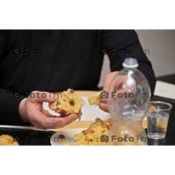 Foto Manzoni Tiziano/LaPresse 1-12-2023 Bergamo Italia- Cronaca Bergamo 8 pasticceri bergmaschi decretano il panettone migliorenella redazione del corriere Bg