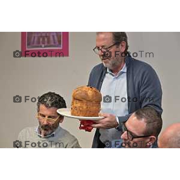 Foto Manzoni Tiziano/LaPresse 1-12-2023 Bergamo Italia- Cronaca Bergamo 8 pasticceri bergmaschi decretano il panettone migliorenella redazione del corriere Bg