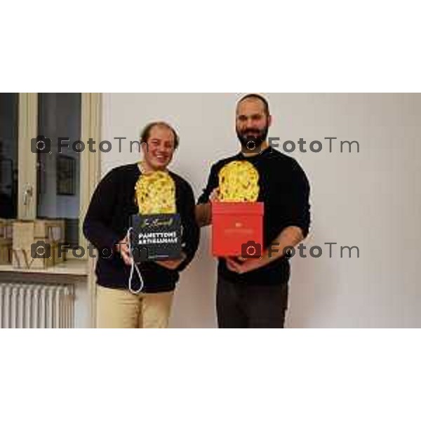 Foto Manzoni Tiziano/LaPresse 1-12-2023 Bergamo Italia- Cronaca Bergamo 8 pasticceri bergmaschi decretano il panettone migliorenella redazione del corriere Bg Bg Marco Liam Spampatti e Davide Comaschi i due panettoni preferiti