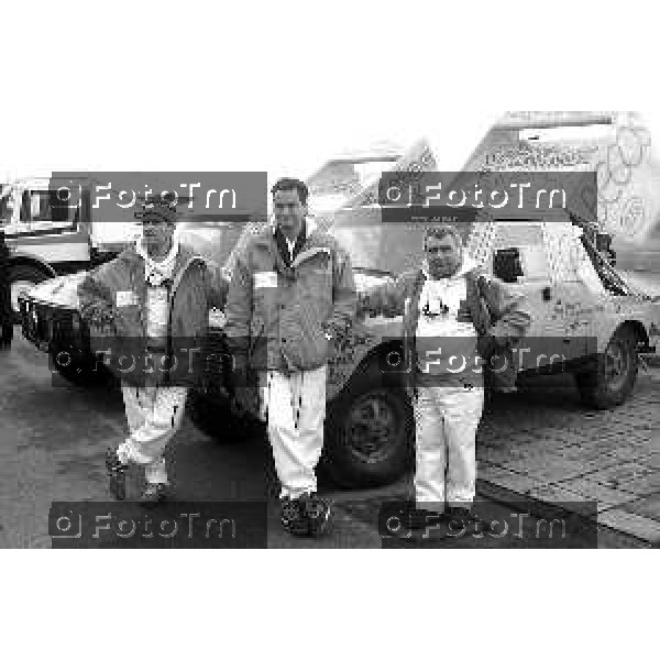 Foto Nino Cassotti for- Manzoni Tiziano Bergamo Italia- Cronaca Milano 20-12-1989 partenza Parigi Dakar Vismara Fogar