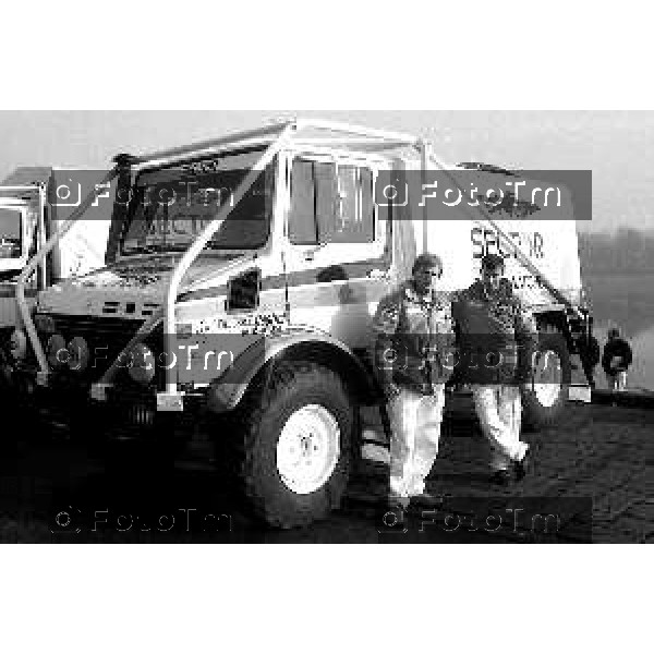 Foto Nino Cassotti for- Manzoni Tiziano Bergamo Italia- Cronaca Milano 20-12-1989 partenza Parigi Dakar Vismara Fogar