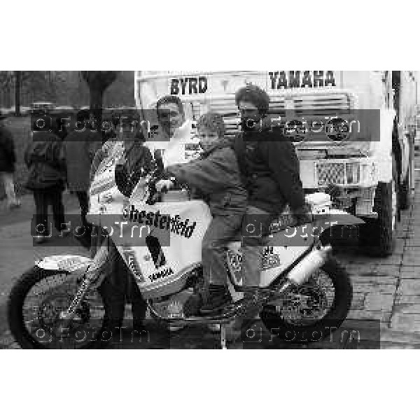 Foto Nino Cassotti for- Manzoni Tiziano Bergamo Italia- Cronaca Milano 20-12-1989 partenza Parigi Dakar Vismara Fogar