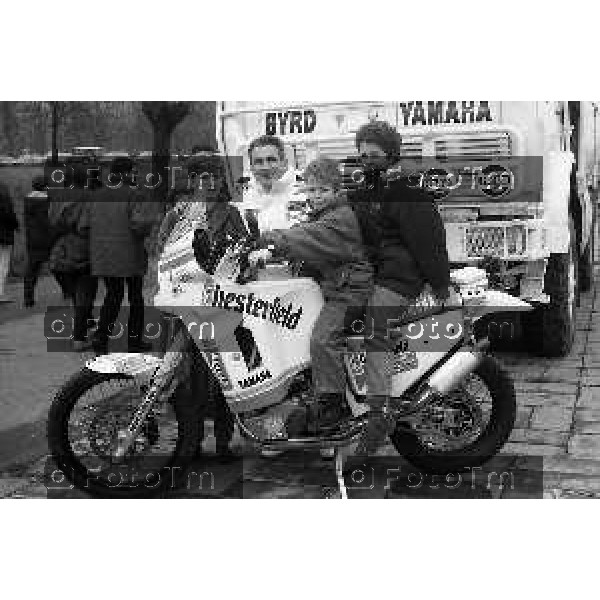 Foto Nino Cassotti for- Manzoni Tiziano Bergamo Italia- Cronaca Milano 20-12-1989 partenza Parigi Dakar Vismara Fogar