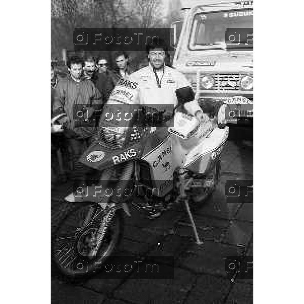 Foto Nino Cassotti for- Manzoni Tiziano Bergamo Italia- Cronaca Milano 20-12-1989 partenza Parigi Dakar Vismara Fogar