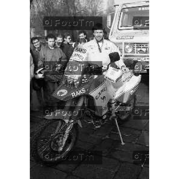 Foto Nino Cassotti for- Manzoni Tiziano Bergamo Italia- Cronaca Milano 20-12-1989 partenza Parigi Dakar Vismara Fogar