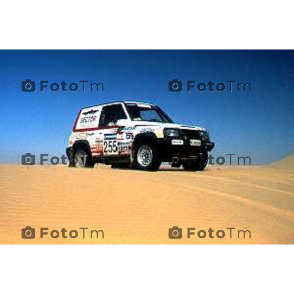 Foto Nino Cassotti for- Manzoni Tiziano Bergamo Italia- Cronaca Milano 20-12-1989 partenza Parigi Dakar Vismara Fogar