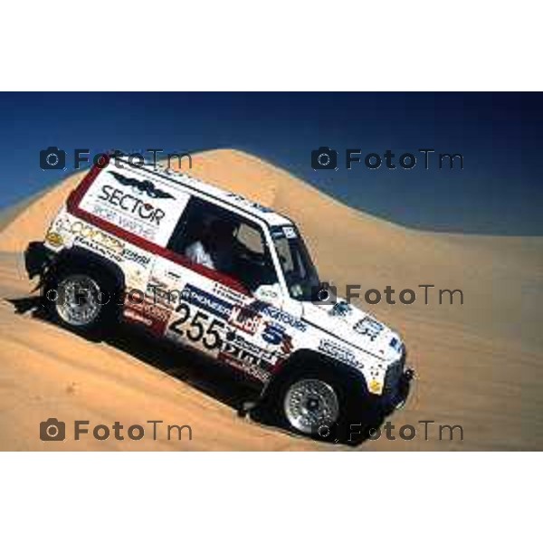 Foto Nino Cassotti for- Manzoni Tiziano Bergamo Italia- Cronaca Milano 20-12-1989 partenza Parigi Dakar Vismara Fogar