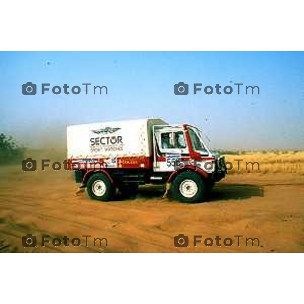 Foto Nino Cassotti for- Manzoni Tiziano Bergamo Italia- Cronaca Milano 20-12-1989 partenza Parigi Dakar Vismara Fogar