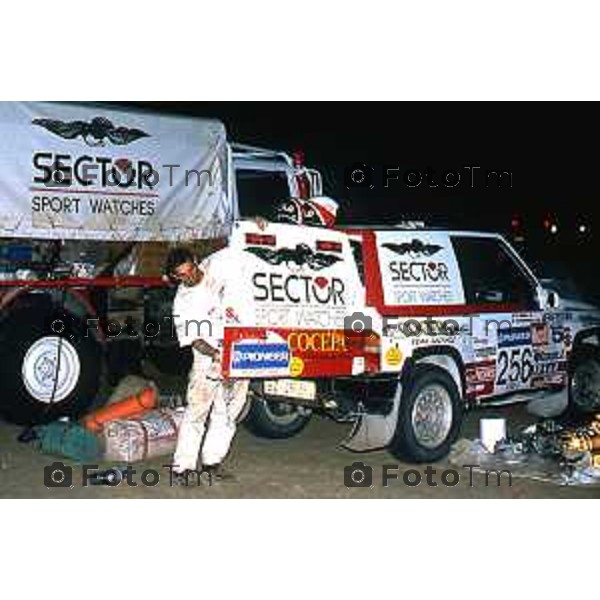 Foto Nino Cassotti for- Manzoni Tiziano Bergamo Italia- Cronaca Milano 20-12-1989 partenza Parigi Dakar Vismara Fogar