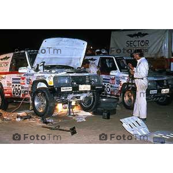 Foto Nino Cassotti for- Manzoni Tiziano Bergamo Italia- Cronaca Milano 20-12-1989 partenza Parigi Dakar Vismara Fogar