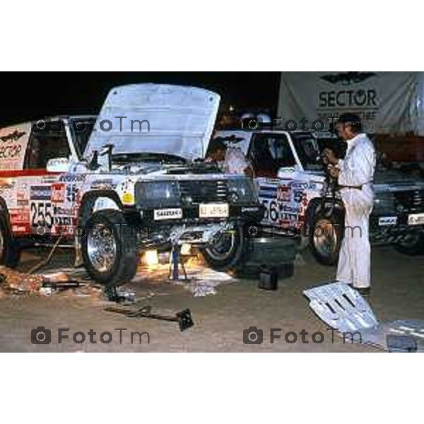 Foto Nino Cassotti for- Manzoni Tiziano Bergamo Italia- Cronaca Milano 20-12-1989 partenza Parigi Dakar Vismara Fogar