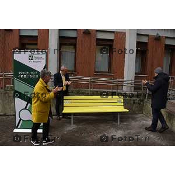 Foto Manzoni Tiziano/LaPresse 21-12-2023 Bergamo Italia- Cronaca BergamoBergamo Inaugurata la prima panchina gialla contro il bullismo con assessore Poli