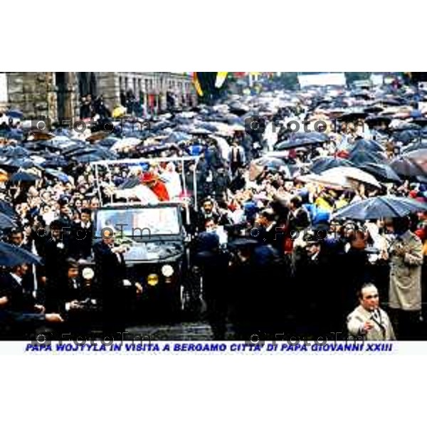 Foto Nino Cassotti for- Manzoni Tiziano Bergamo Italia- Cronaca Ottobre 1978 elezione a Papa Cardinal Karol Wojtyla visita a Bergamo