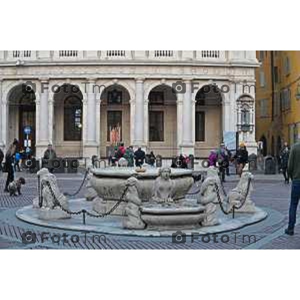 Foto Manzoni Tiziano/LaPresse 27-12-2023 Bergamo Italia- Cronaca Bergamo La fontana Contarini si trova al centro della bellissima Piazza Vecchia ed è circondata da alcune statue