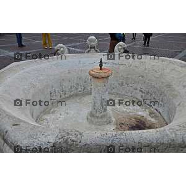 Foto Manzoni Tiziano/LaPresse 27-12-2023 Bergamo Italia- Cronaca Bergamo La fontana Contarini si trova al centro della bellissima Piazza Vecchia ed è circondata da alcune statue