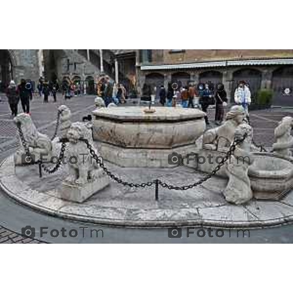 Foto Manzoni Tiziano/LaPresse 27-12-2023 Bergamo Italia- Cronaca Bergamo La fontana Contarini si trova al centro della bellissima Piazza Vecchia ed è circondata da alcune statue