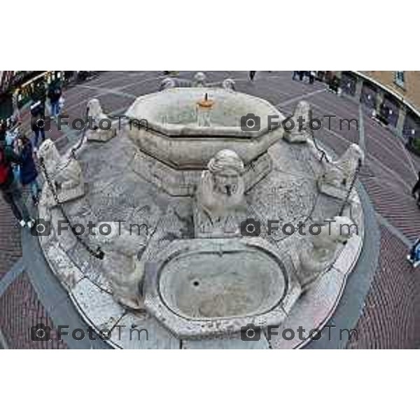 Foto Manzoni Tiziano/LaPresse 27-12-2023 Bergamo Italia- Cronaca Bergamo La fontana Contarini si trova al centro della bellissima Piazza Vecchia ed è circondata da alcune statue