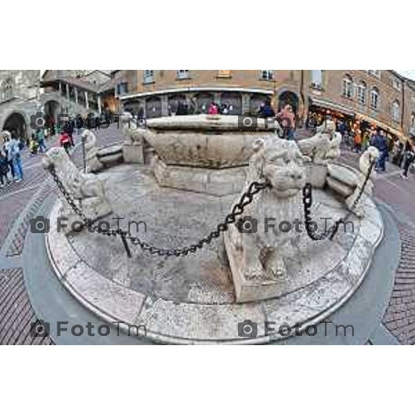 Foto Manzoni Tiziano/LaPresse 27-12-2023 Bergamo Italia- Cronaca Bergamo La fontana Contarini si trova al centro della bellissima Piazza Vecchia ed è circondata da alcune statue