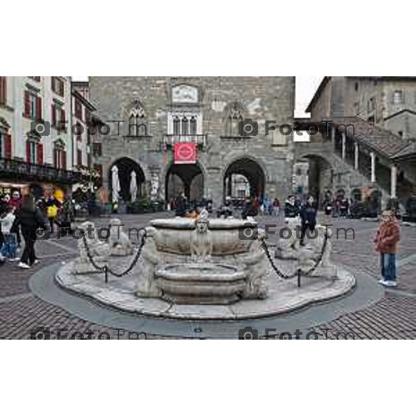 Foto Manzoni Tiziano/LaPresse 27-12-2023 Bergamo Italia- Cronaca Bergamo La fontana Contarini si trova al centro della bellissima Piazza Vecchia ed è circondata da alcune statue