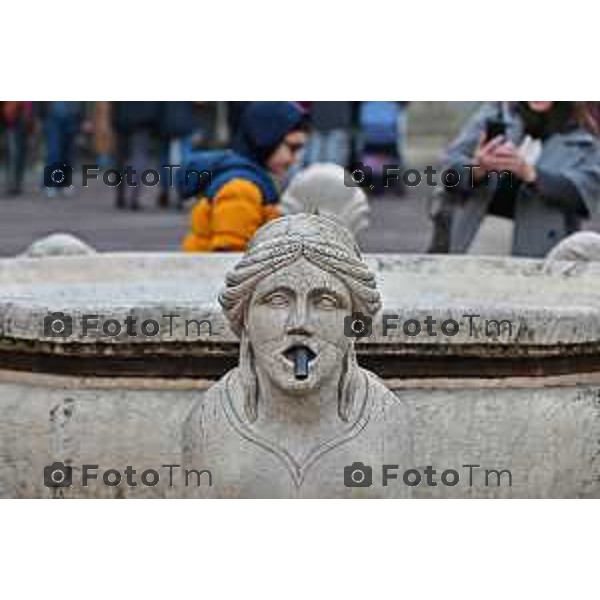 Foto Manzoni Tiziano/LaPresse 27-12-2023 Bergamo Italia- Cronaca Bergamo La fontana Contarini si trova al centro della bellissima Piazza Vecchia ed è circondata da alcune statue