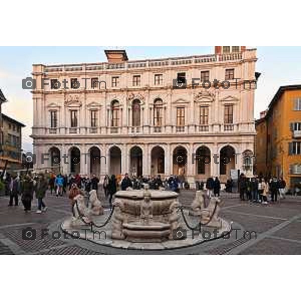 Foto Manzoni Tiziano/LaPresse 27-12-2023 Bergamo Italia- Cronaca Bergamo La fontana Contarini si trova al centro della bellissima Piazza Vecchia ed è circondata da alcune statue