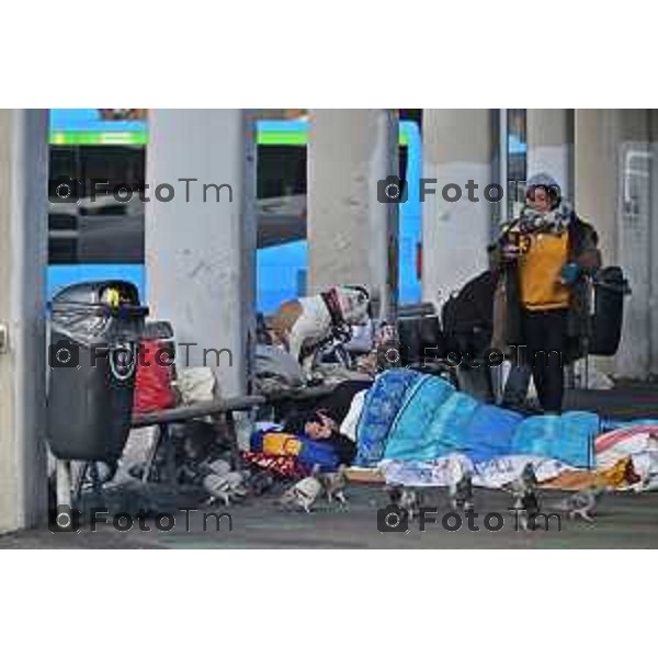 Foto Manzoni Tiziano/LaPresse 31-12-2023 Bergamo Italia- Cronaca Bergamo Bergamo clochard stazione ferroviaria e autolinee