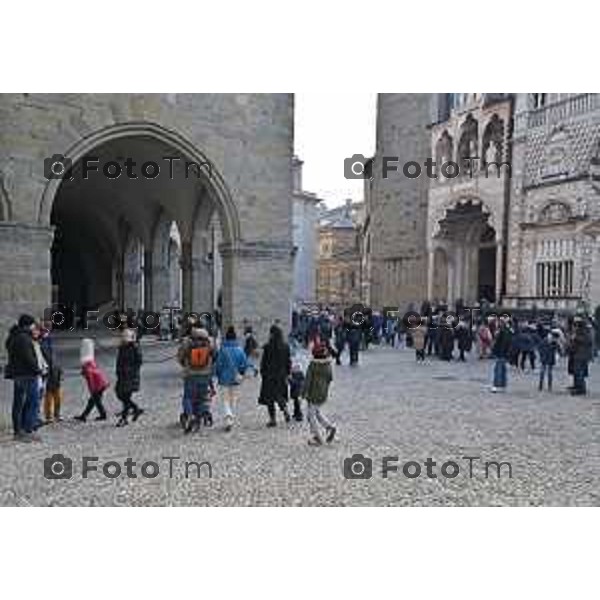 Foto Manzoni Tiziano/LaPresse 31-12-2023 Bergamo Italia- Cronaca Bergamo Alta turisti folla gente musei aperti code città Alta