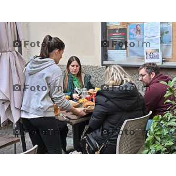 Foto Manzoni Tiziano/LaPresse 31-12-2023 Bergamo Italia- Cronaca Bergamo Alta turisti folla gente musei aperti code città Alta hamburger pranzo street food mangiare all\'aperto