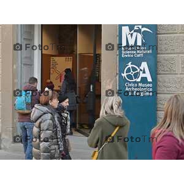 Foto Manzoni Tiziano/LaPresse 31-12-2023 Bergamo Italia- Cronaca Bergamo Alta turisti folla gente musei museo civico scienza apertura città Alta