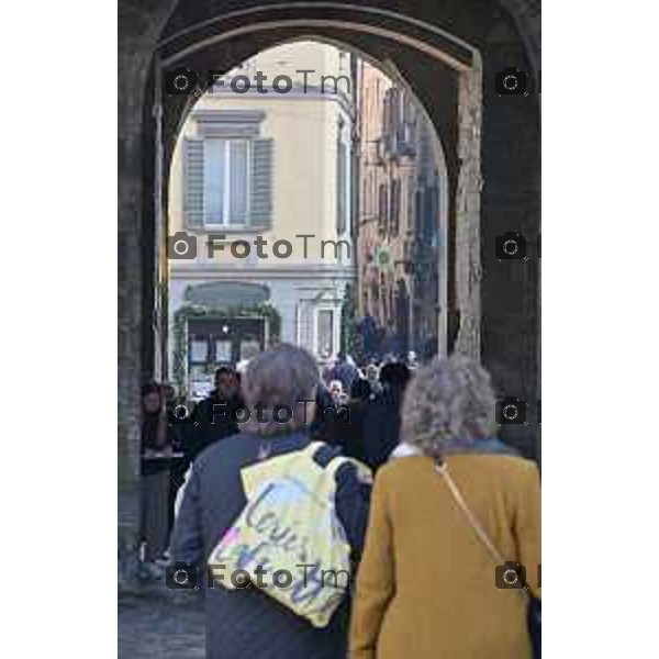 Foto Manzoni Tiziano/LaPresse 31-12-2023 Bergamo Italia- Cronaca Bergamo Alta turisti folla gente musei aperti code città Alta