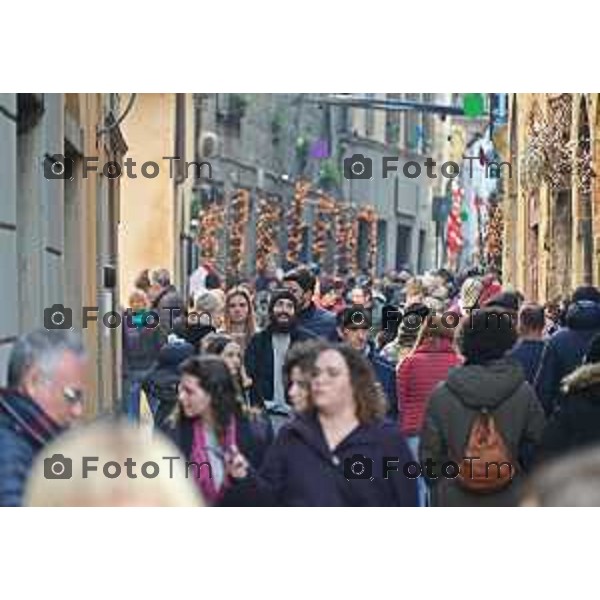 Foto Manzoni Tiziano/LaPresse 31-12-2023 Bergamo Italia- Cronaca Bergamo Alta turisti folla gente musei aperti code città Alta