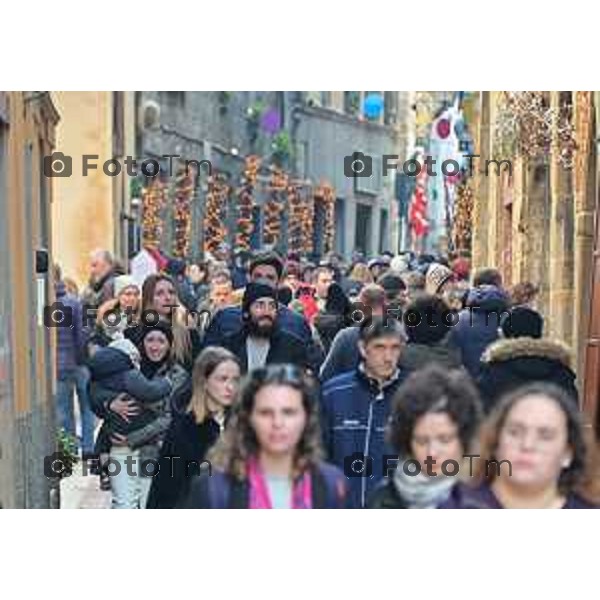 Foto Manzoni Tiziano/LaPresse 31-12-2023 Bergamo Italia- Cronaca Bergamo Alta turisti folla gente musei aperti code città Alta