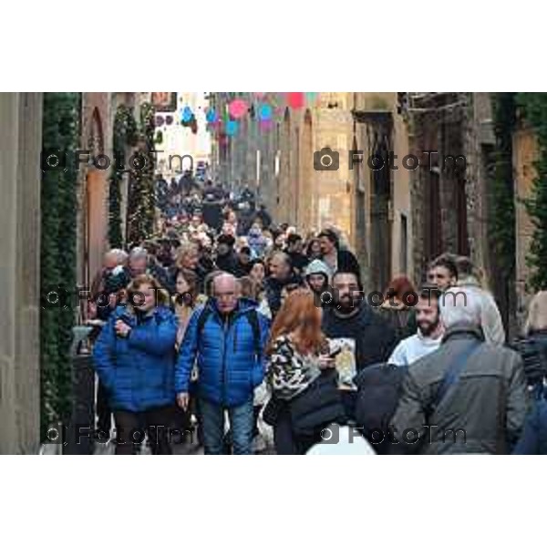 Foto Manzoni Tiziano/LaPresse 31-12-2023 Bergamo Italia- Cronaca Bergamo Alta turisti folla gente musei aperti code città Alta