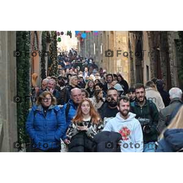 Foto Manzoni Tiziano/LaPresse 31-12-2023 Bergamo Italia- Cronaca Bergamo Alta turisti folla gente musei aperti code città Alta