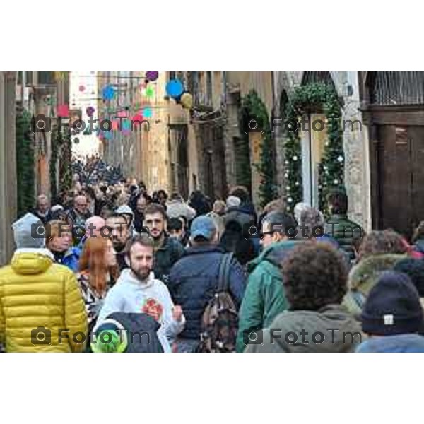 Foto Manzoni Tiziano/LaPresse 31-12-2023 Bergamo Italia- Cronaca Bergamo Alta turisti folla gente musei aperti code città Alta