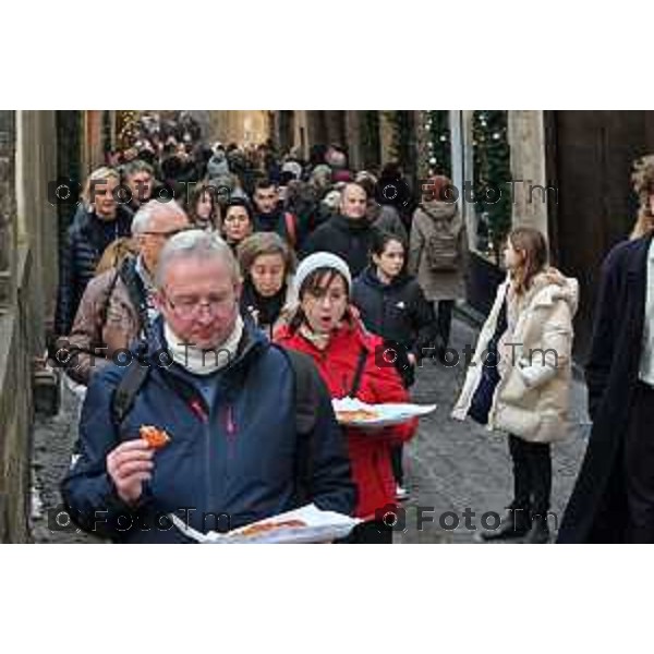 Foto Manzoni Tiziano/LaPresse 31-12-2023 Bergamo Italia- Cronaca Bergamo Alta turisti folla pizza street food città Alta bivacco mangiare per strada pizza nessi