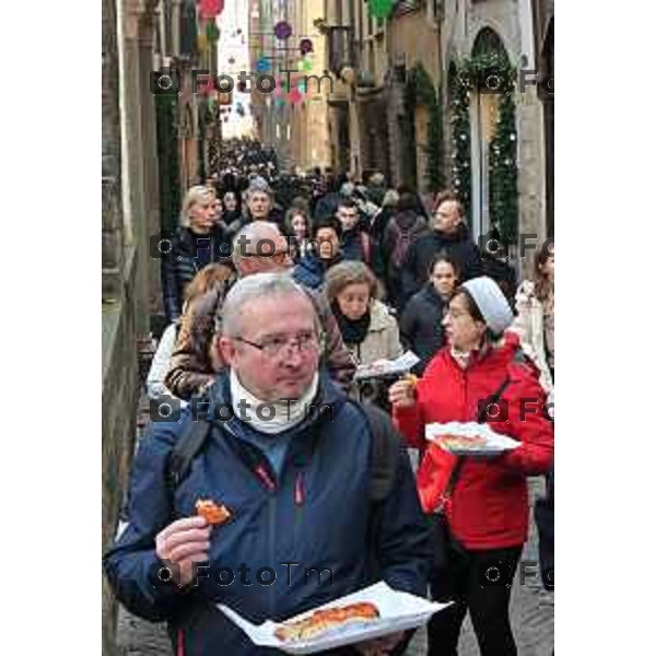 Foto Manzoni Tiziano/LaPresse 31-12-2023 Bergamo Italia- Cronaca Bergamo Alta turisti folla pizza street food città Alta bivacco mangiare per strada pizza nessi