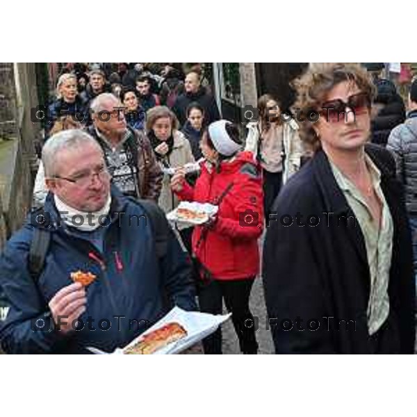 Foto Manzoni Tiziano/LaPresse 31-12-2023 Bergamo Italia- Cronaca Bergamo Alta turisti folla pizza street food città Alta bivacco mangiare per strada pizza nessi