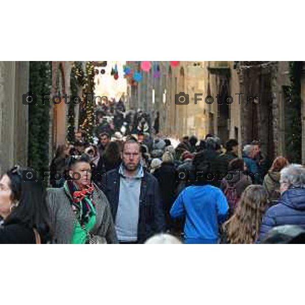 Foto Manzoni Tiziano/LaPresse 31-12-2023 Bergamo Italia- Cronaca Bergamo Alta turisti folla gente musei aperti code città Alta