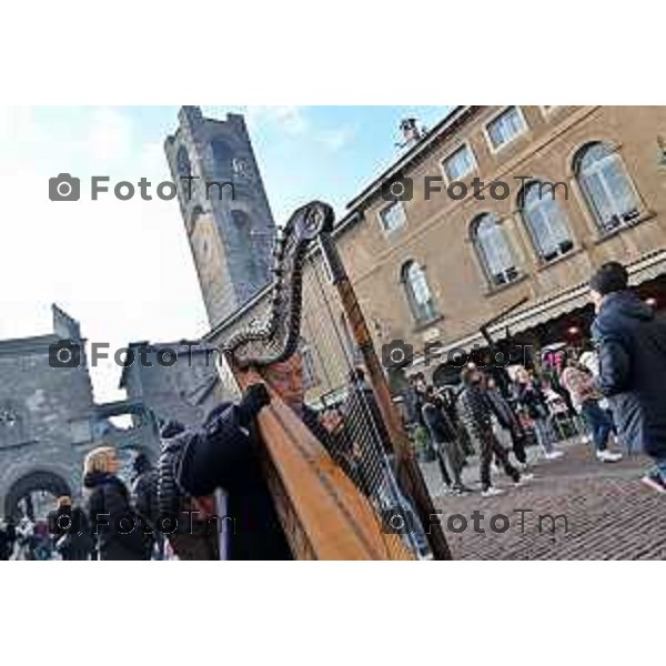 Foto Manzoni Tiziano/LaPresse 31-12-2023 Bergamo Italia- Cronaca Bergamo Alta turisti artista di strada musicista